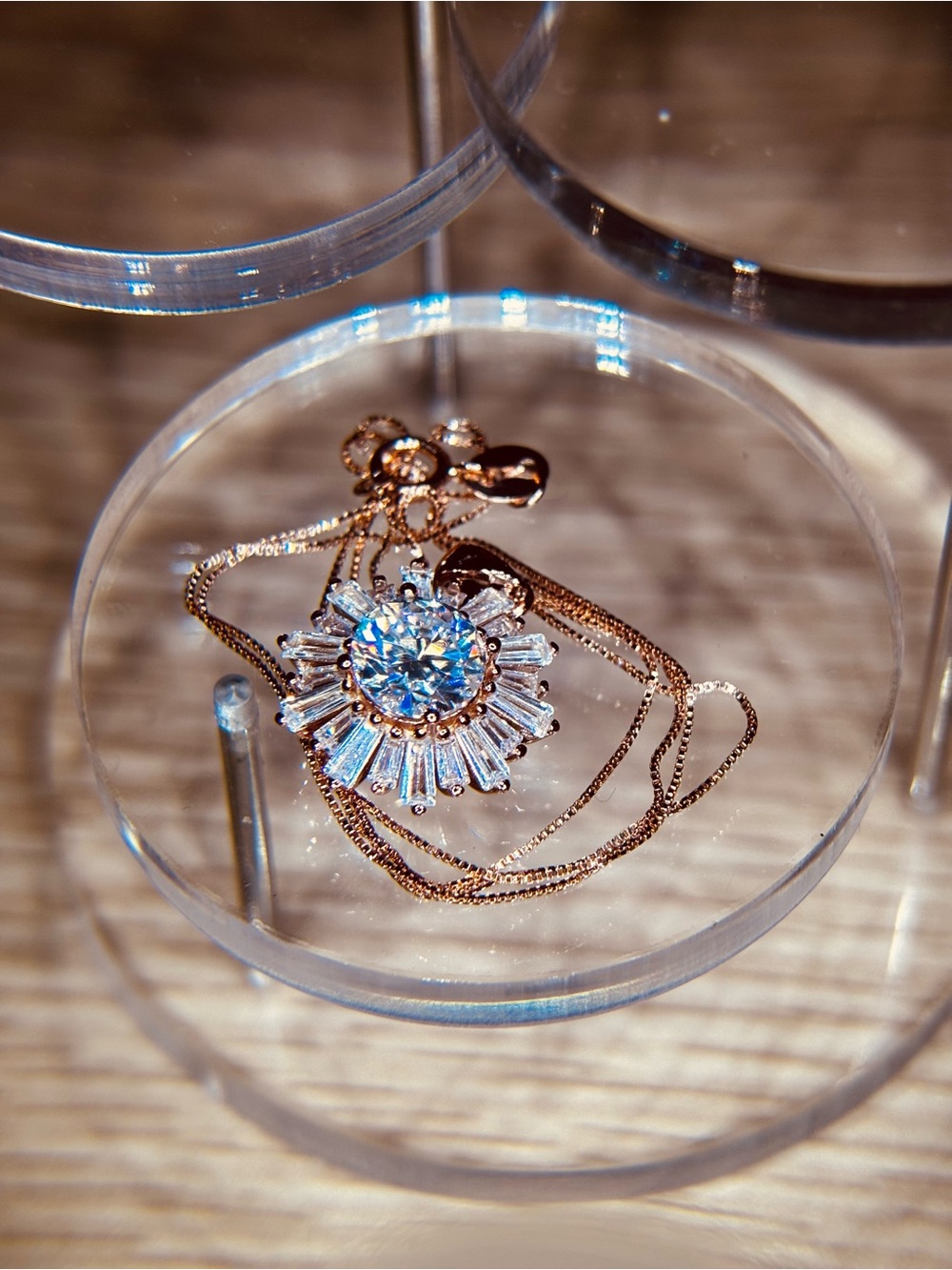 ✨𝐑𝐨𝐬𝐞 𝐆𝐨𝐥𝐝 𝐕𝐕𝐒 𝐌𝐨𝐢𝐬𝐬𝐚𝐧𝐢𝐭𝐞 𝐒𝐮𝐧𝐛𝐮𝐫𝐬𝐭 𝐁𝐚𝐠𝐮𝐞𝐭𝐭𝐞-𝐂𝐮𝐭 𝐇𝐚𝐥𝐨 𝐍𝐞𝐜𝐤𝐥𝐚𝐜𝐞✨ - Picture 7 of 10